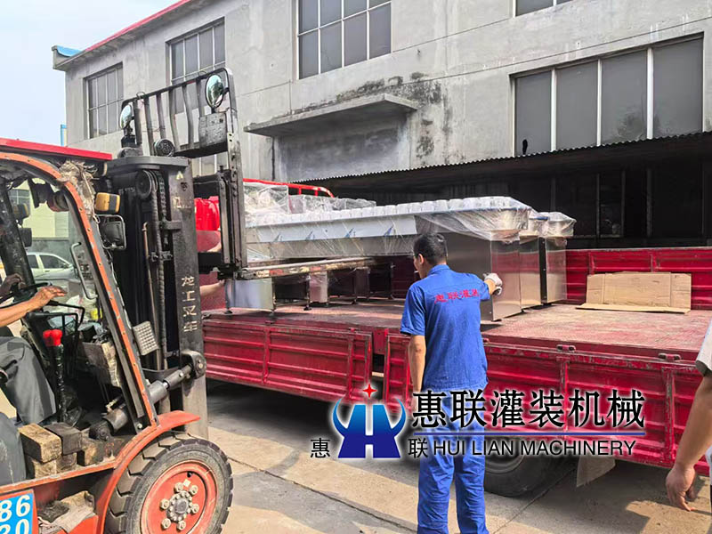 56頭灌裝生產(chǎn)線洗瓶機發(fā)貴州